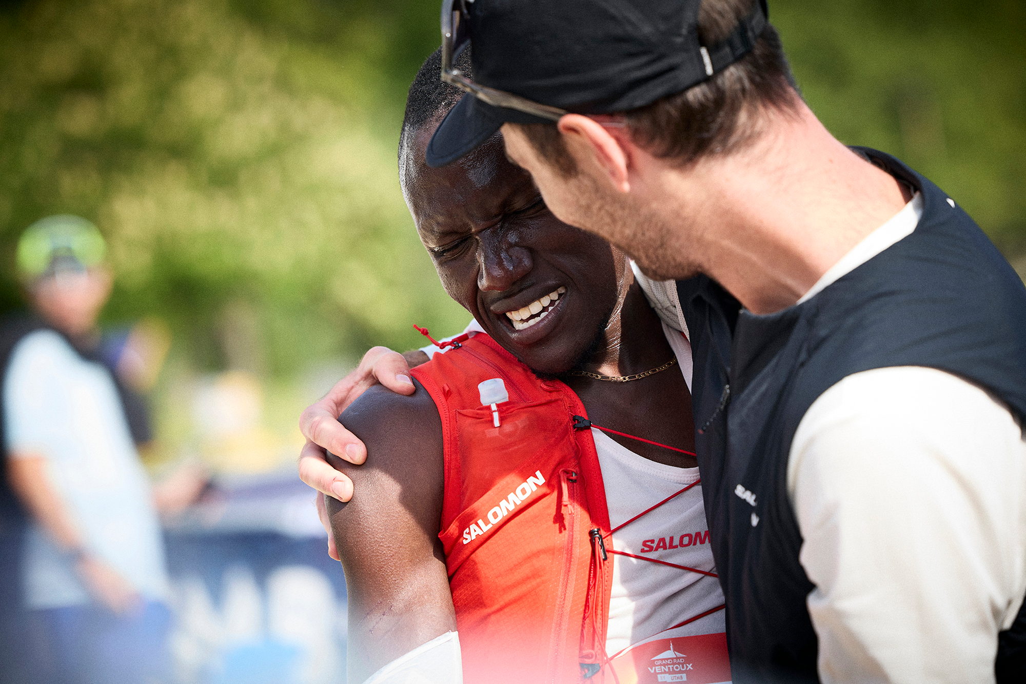 Accolade entre deux coureurs juste après la ligne d'arrivée