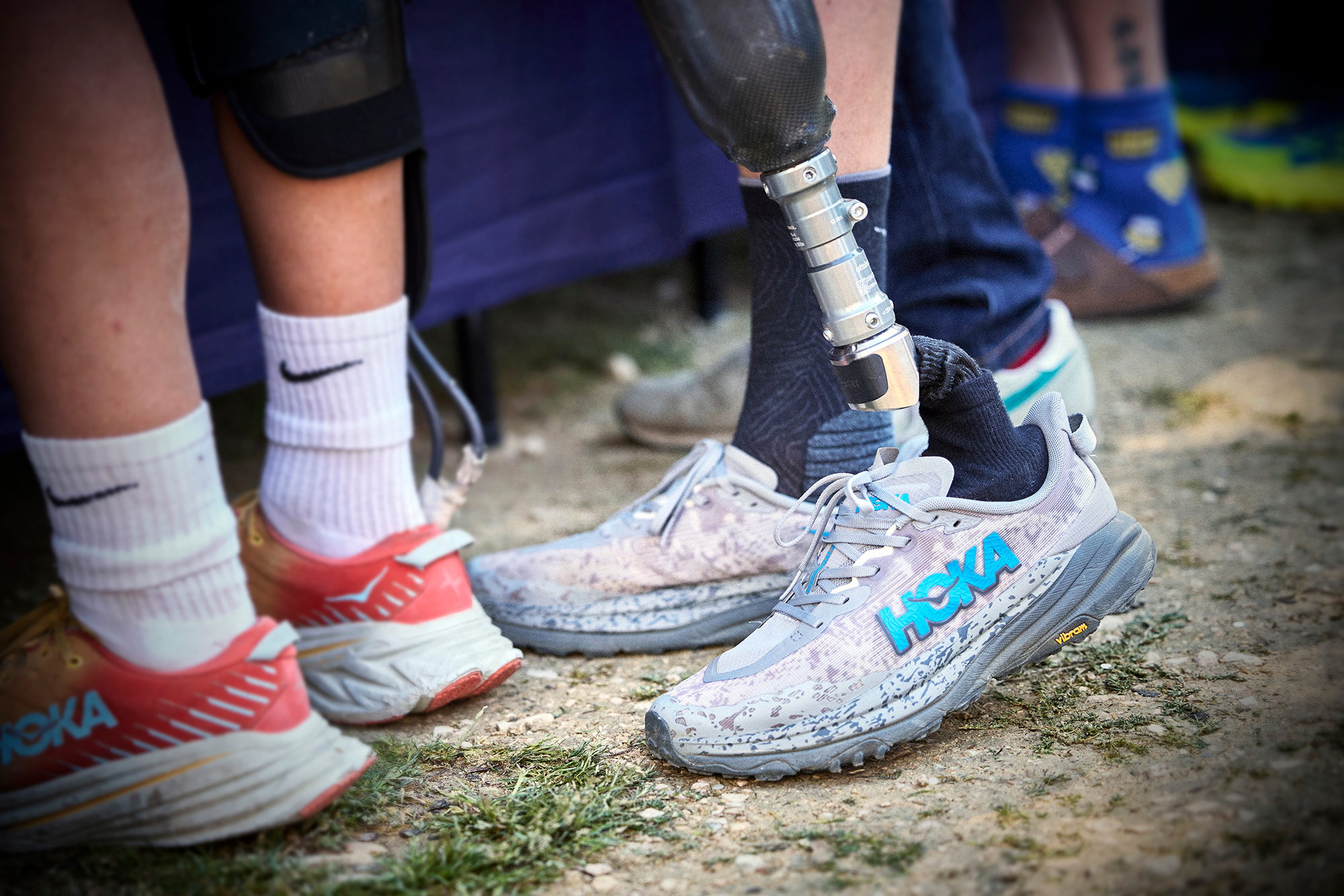 Jambes de coureurs à l'arrêt, dont une prothèse de course