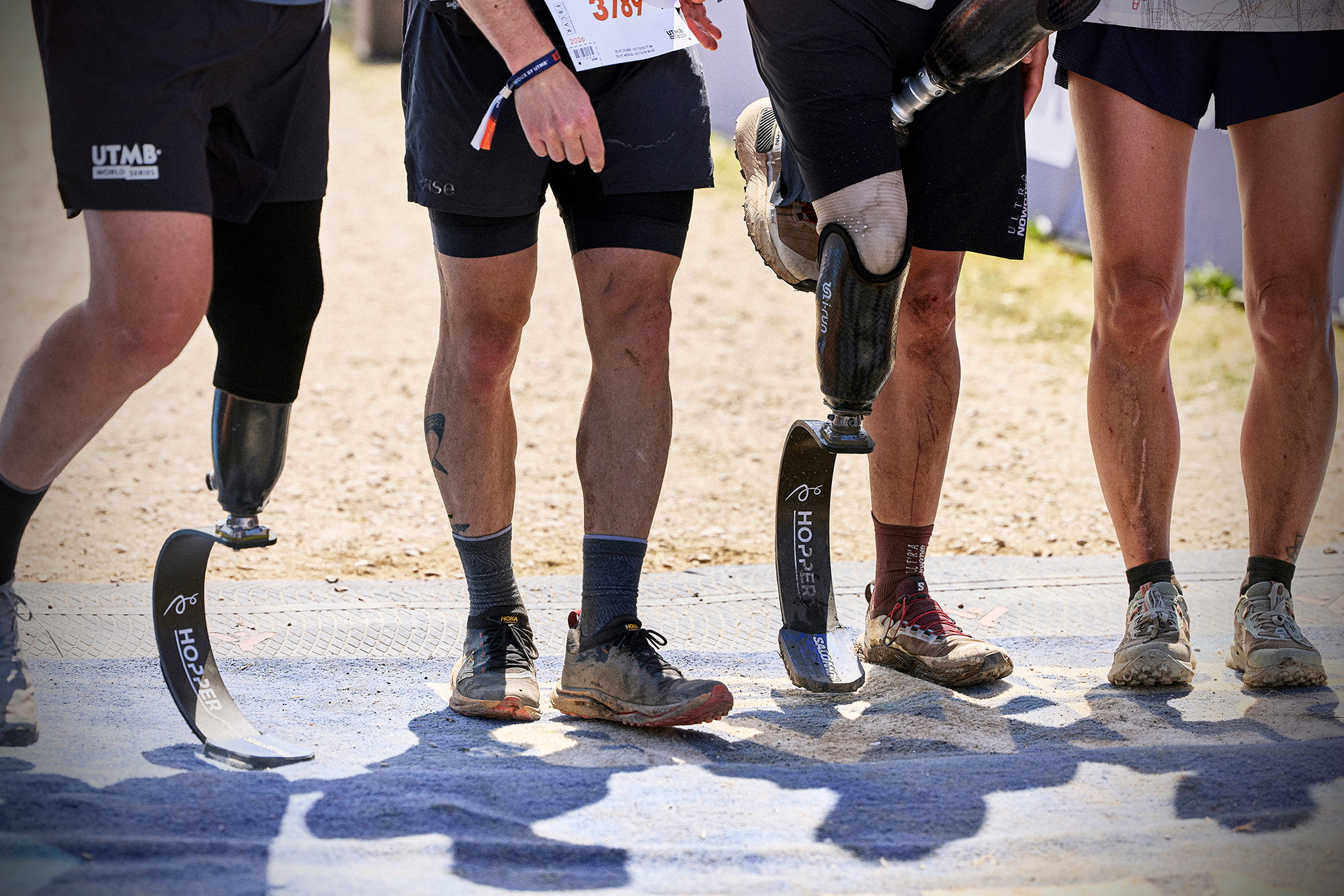 Groupe de coureurs équipés de prothèses de course sur un chemin de terre
