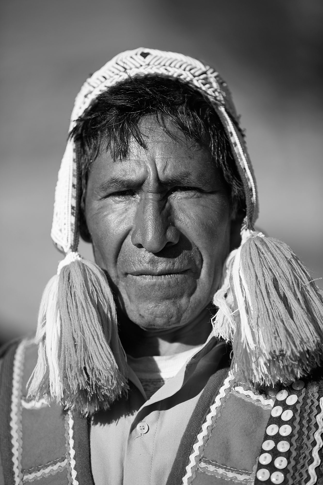 Portrait d'un homme des Andes coiffé d'un bonnet traditionnel, noir et blanc